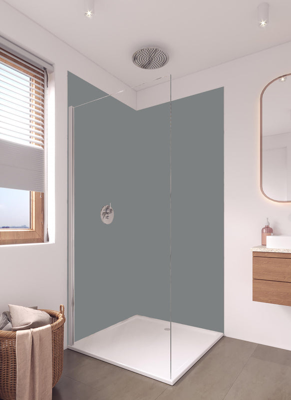 Duschrückwand - RAL 9023 (Perlgrau dunkelgrau) in hellem Badezimmer mit Regenduschkopf  - zweiteilige Eck-Duschrückwand