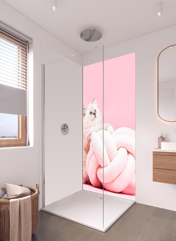 Duschrückwand - Ragdoll Katze auf Pinken Hintergrund in hellem Badezimmer mit Regenduschkopf - einteilige Duschrückwand