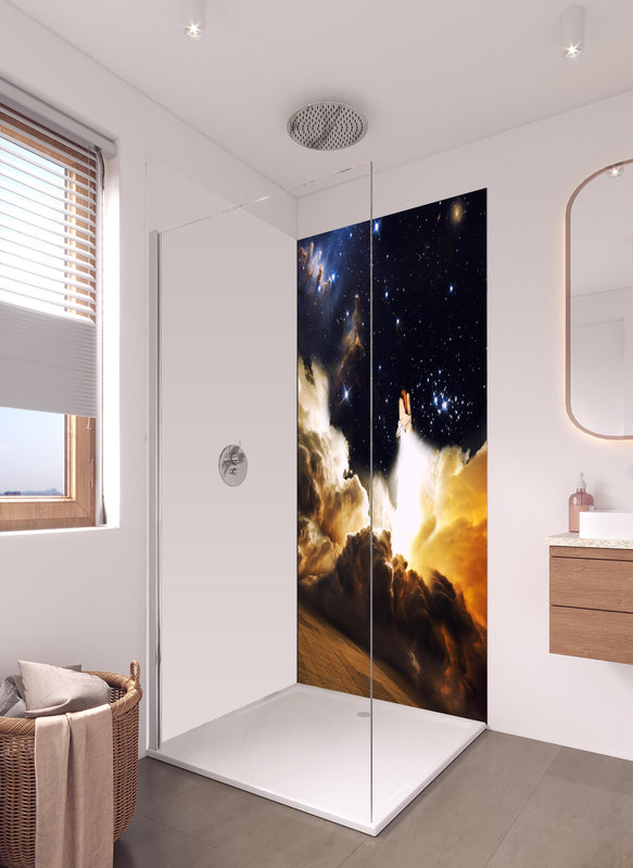 Duschrückwand - Raketenstart ins Weltall in hellem Badezimmer mit Regenduschkopf - einteilige Duschrückwand