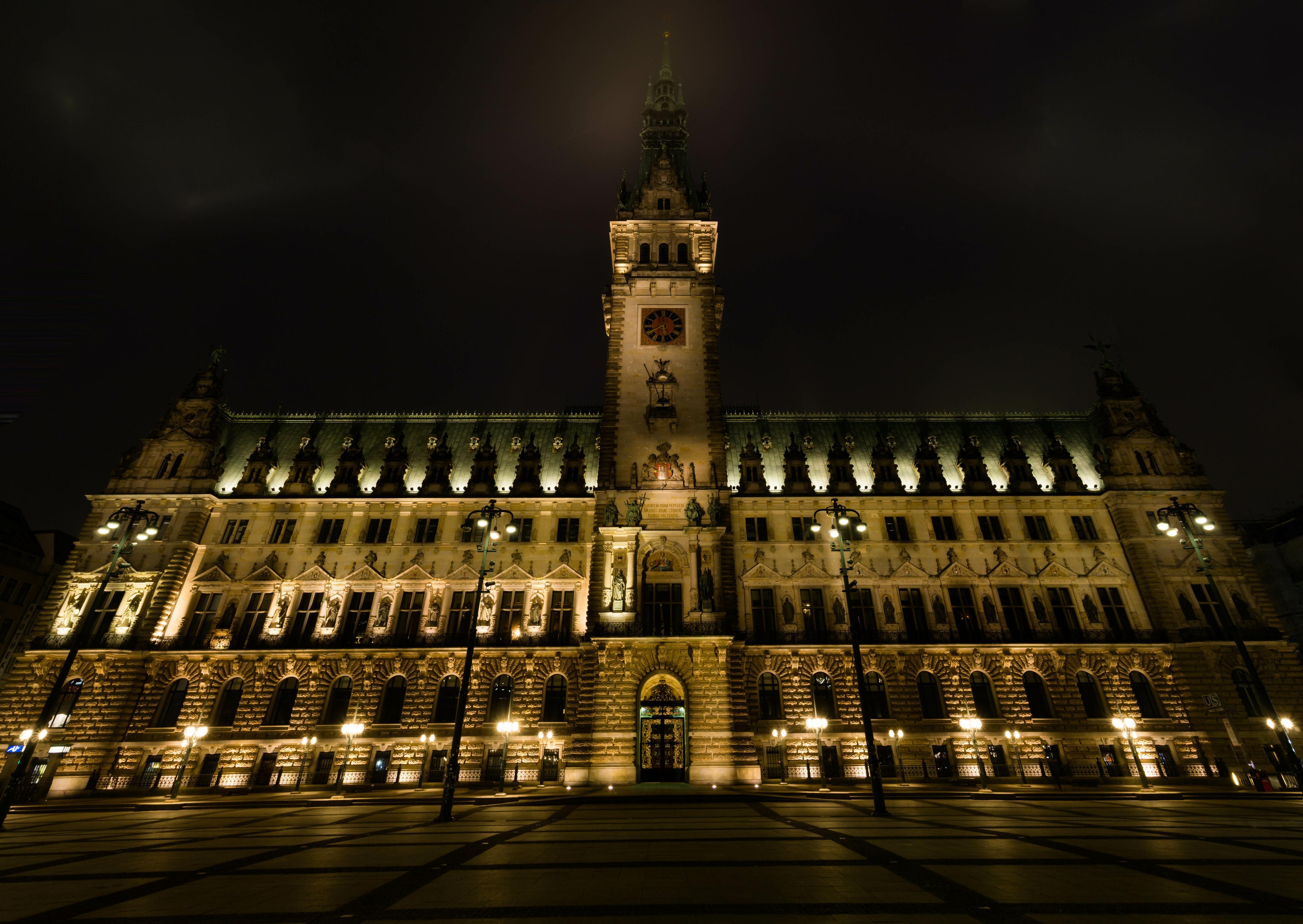 Duschrückwand-Rathaus Hamburg bei Nacht