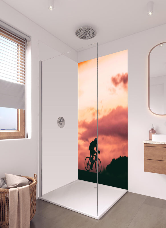 Duschrückwand - Rennradfahrer  in hellem Badezimmer mit Regenduschkopf - einteilige Duschrückwand