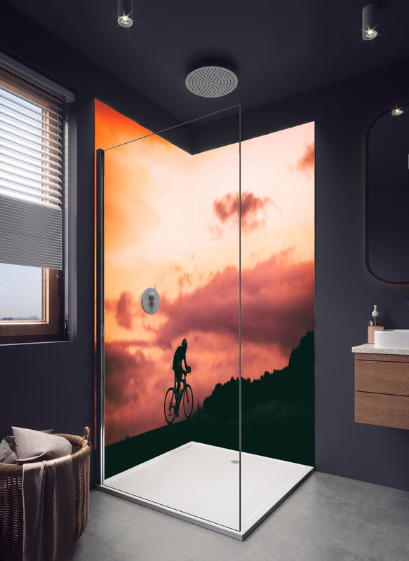 Duschrückwand - Rennradfahrer  in dunklem Badezimmer mit Regenduschkopf