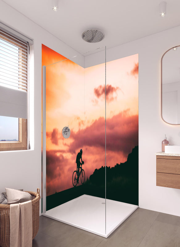 Duschrückwand - Rennradfahrer in hellem Badezimmer mit Regenduschkopf  - zweiteilige Eck-Duschrückwand