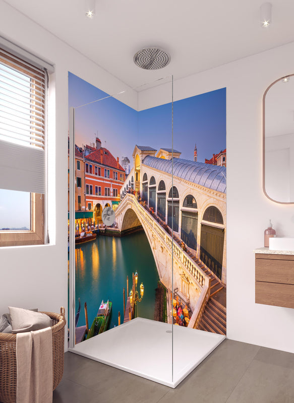 Duschrückwand - Rialto-Brücke über dem Canal Grande in Venedig in hellem Badezimmer mit Regenduschkopf  - zweiteilige Eck-Duschrückwand