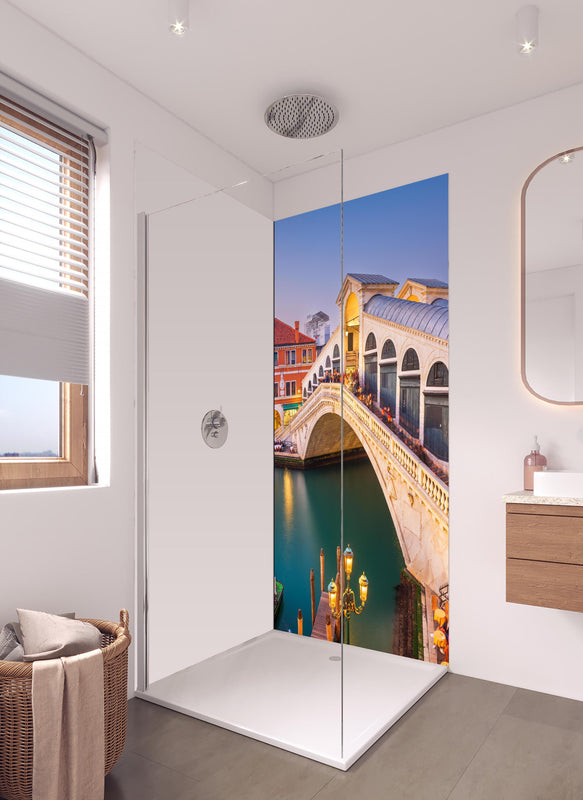 Duschrückwand - Rialto-Brücke über dem Canal Grande in Venedig in hellem Badezimmer mit Regenduschkopf - einteilige Duschrückwand