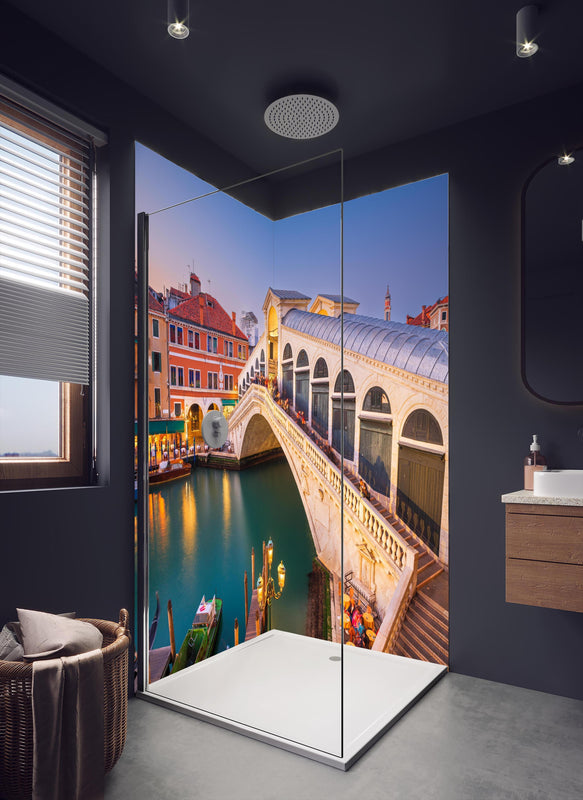 Duschrückwand - Rialto-Brücke über dem Canal Grande in Venedig in dunklem Badezimmer mit Regenduschkopf