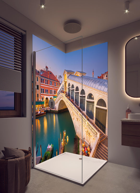 Duschrückwand - Rialto-Brücke über dem Canal Grande in Venedig in cremefarbenem Badezimmer mit Regenduschkopf