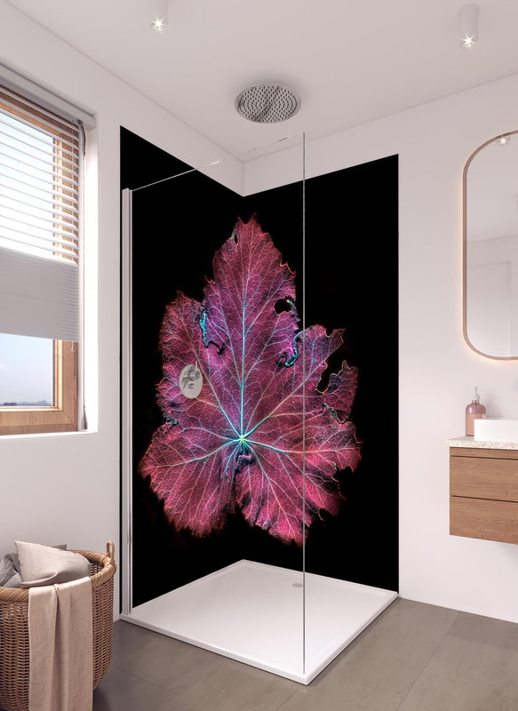 Duschrückwand - Rötliches Blatt auf schwarzem Hintergrund in hellem Badezimmer mit Regenduschkopf  - zweiteilige Eck-Duschrückwand