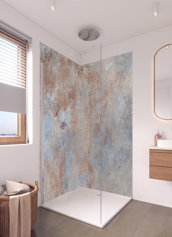 Duschrückwand - Rostige Metallplatte in hellem Badezimmer mit Regenduschkopf  - zweiteilige Eck-Duschrückwand