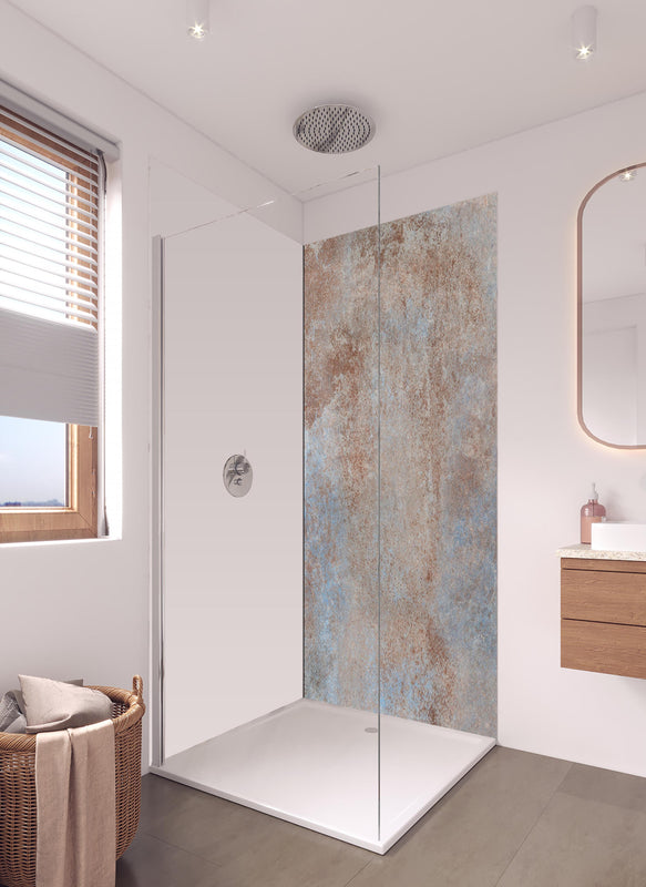 Duschrückwand - Rostige Metallplatte in hellem Badezimmer mit Regenduschkopf - einteilige Duschrückwand