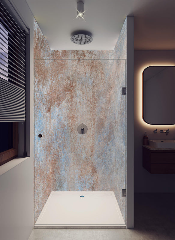Duschrückwand - Rostige Metallplatte in luxuriöser Dusche mit Regenduschkopf