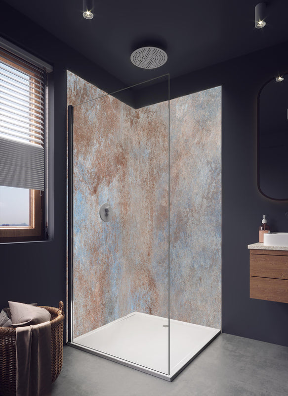 Duschrückwand - Rostige Metallplatte in dunklem Badezimmer mit Regenduschkopf