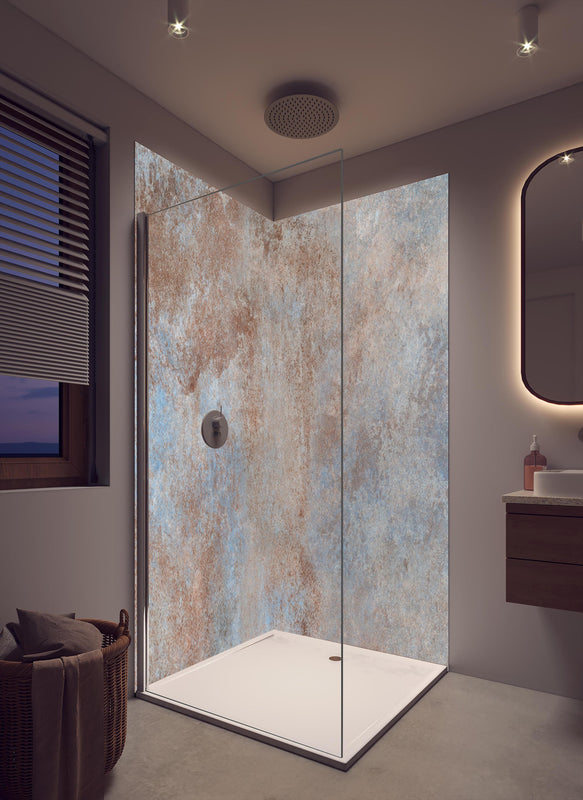 Duschrückwand - Rostige Metallplatte in cremefarbenem Badezimmer mit Regenduschkopf