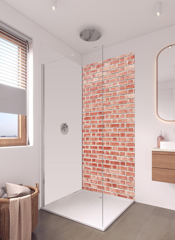 Duschrückwand - Rote rissige Backsteinmauertextur in hellem Badezimmer mit Regenduschkopf - einteilige Duschrückwand