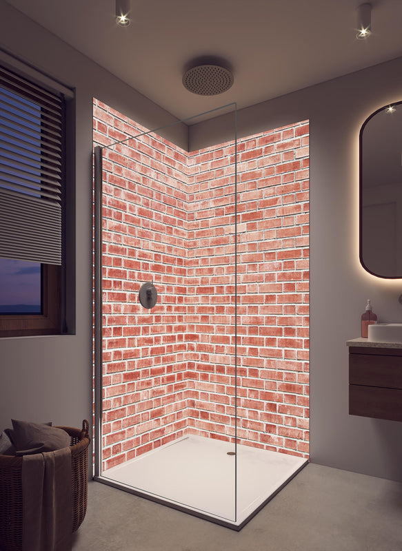 Duschrückwand - Rote rissige Backsteinmauertextur in cremefarbenem Badezimmer mit Regenduschkopf
