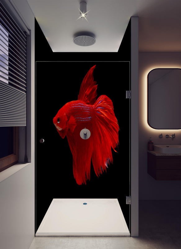 Duschrückwand - Roter Betta-Kampffisch in luxuriöser Dusche mit Regenduschkopf