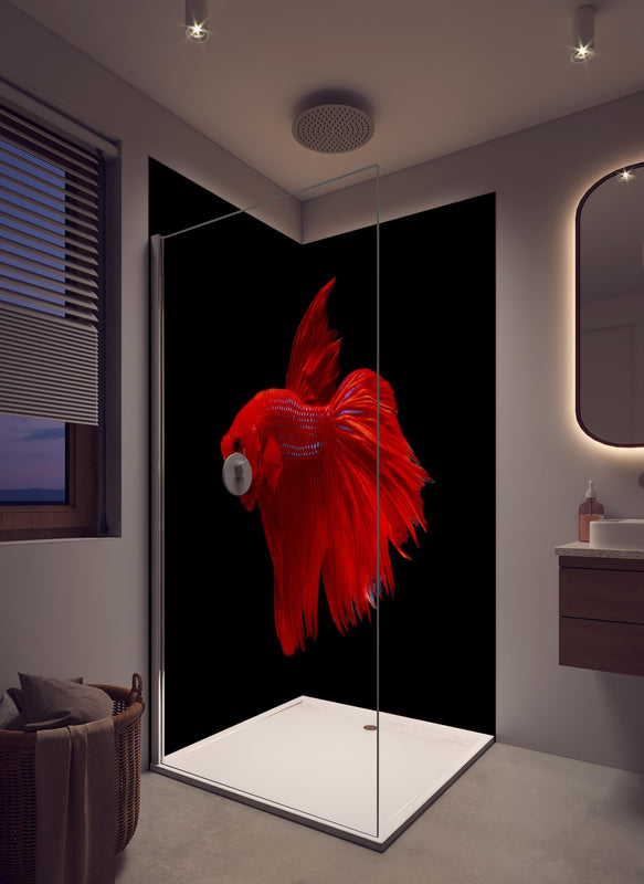 Duschrückwand - Roter Betta-Kampffisch in cremefarbenem Badezimmer mit Regenduschkopf