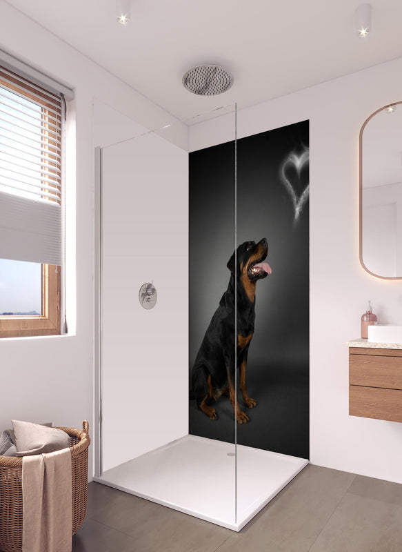 Duschrückwand - Rottweiler sitzend mit Blick auf Herz in hellem Badezimmer mit Regenduschkopf - einteilige Duschrückwand