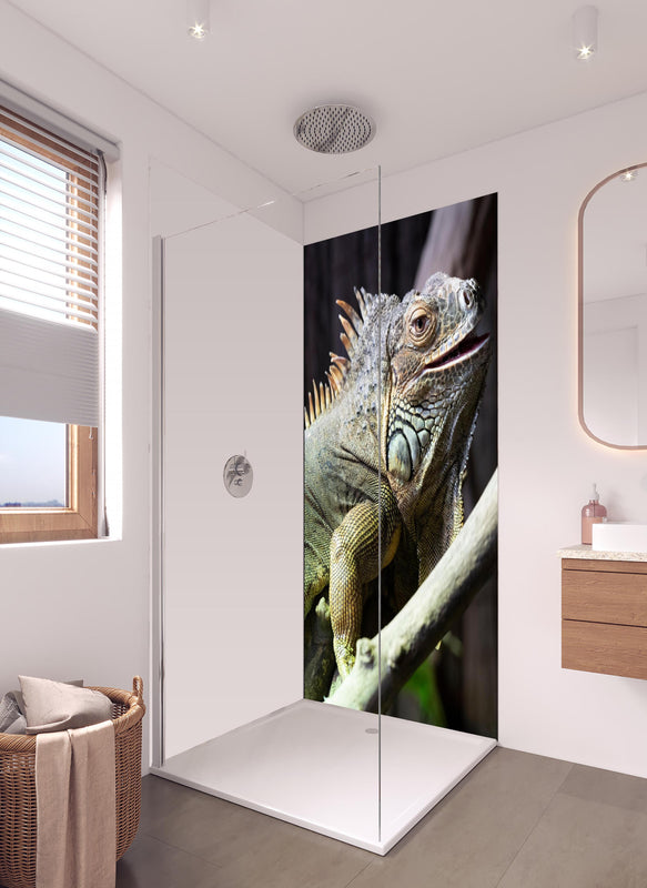 Duschrückwand - Ruhender Leguan in hellem Badezimmer mit Regenduschkopf - einteilige Duschrückwand