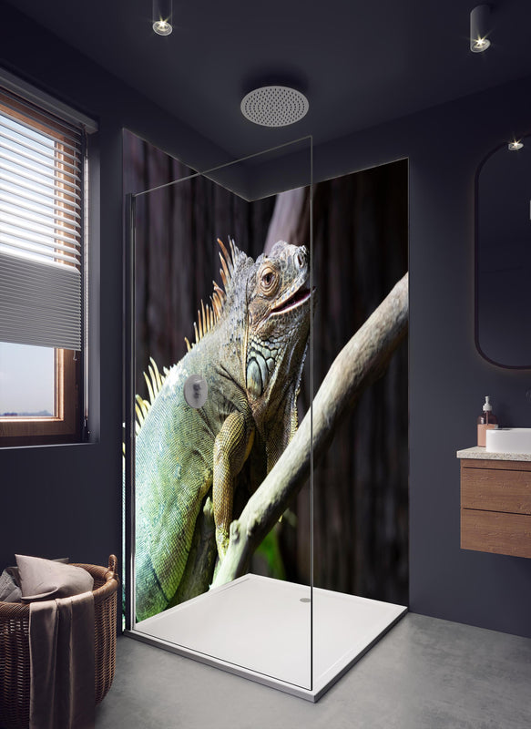 Duschrückwand - Ruhender Leguan in dunklem Badezimmer mit Regenduschkopf