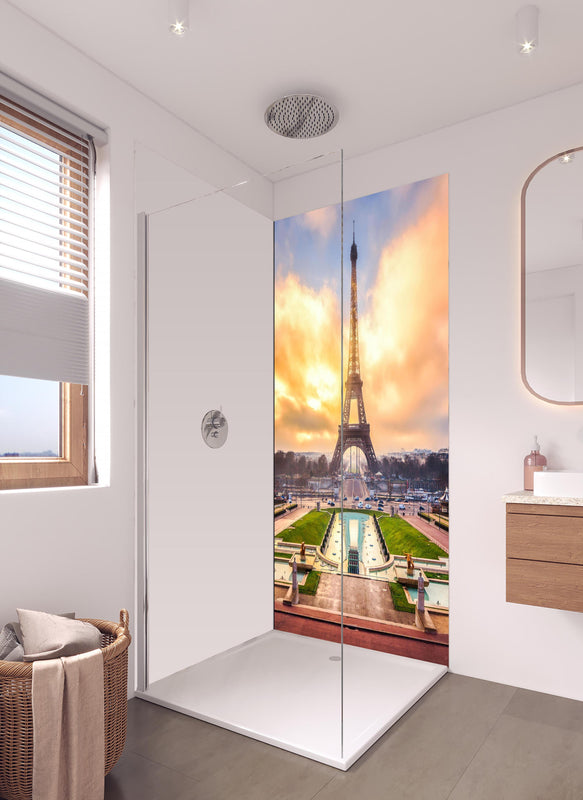 Duschrückwand - Ruhiger Eiffelturm bei Tag in hellem Badezimmer mit Regenduschkopf - einteilige Duschrückwand