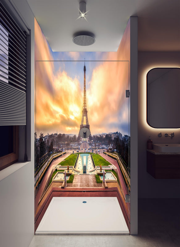 Duschrückwand - Ruhiger Eiffelturm bei Tag in luxuriöser Dusche mit Regenduschkopf