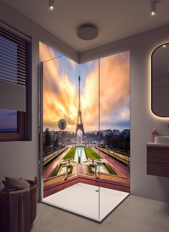 Duschrückwand - Ruhiger Eiffelturm bei Tag in cremefarbenem Badezimmer mit Regenduschkopf
