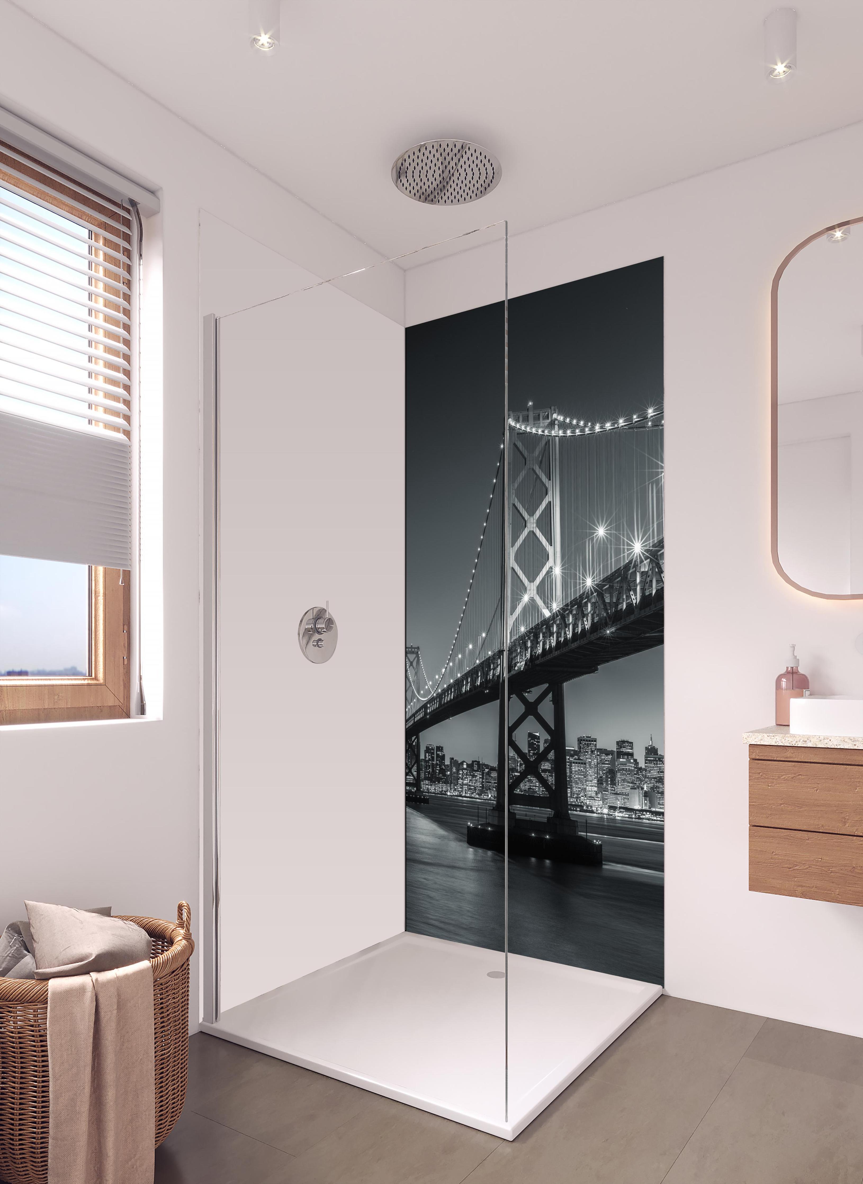 Duschrückwand - San Francisco Bay Bridge in Schwarz und Weiß in hellem Badezimmer mit Regenduschkopf - einteilige Duschrückwand