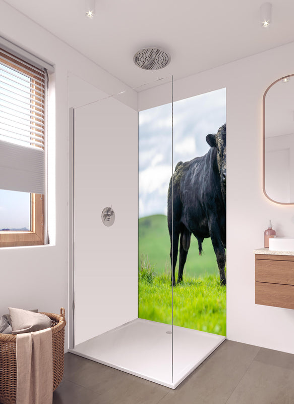 Duschrückwand - Schmutziger Aberdeen Angus in hellem Badezimmer mit Regenduschkopf - einteilige Duschrückwand