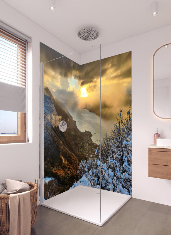 Duschrückwand - Schneelandschaft am Gardasee in hellem Badezimmer mit Regenduschkopf  - zweiteilige Eck-Duschrückwand
