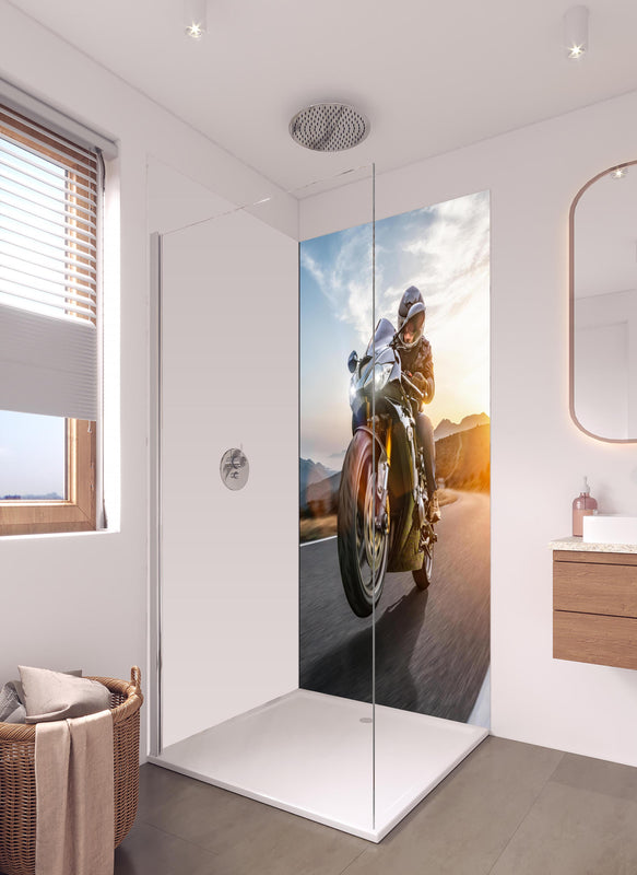 Duschrückwand - Schnelles Motorrad auf der Küstenstraße in hellem Badezimmer mit Regenduschkopf - einteilige Duschrückwand