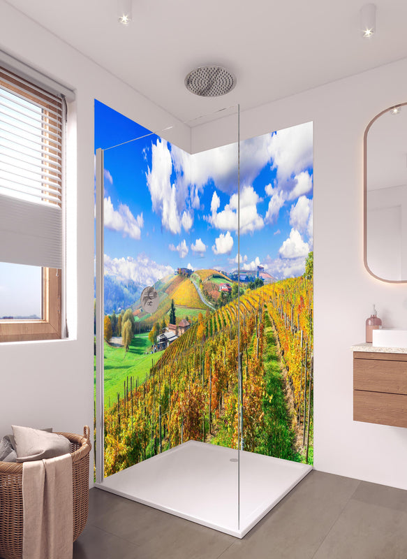 Duschrückwand - Schöne Herbstlandschaft mit Weinbergen - Toskana in hellem Badezimmer mit Regenduschkopf  - zweiteilige Eck-Duschrückwand