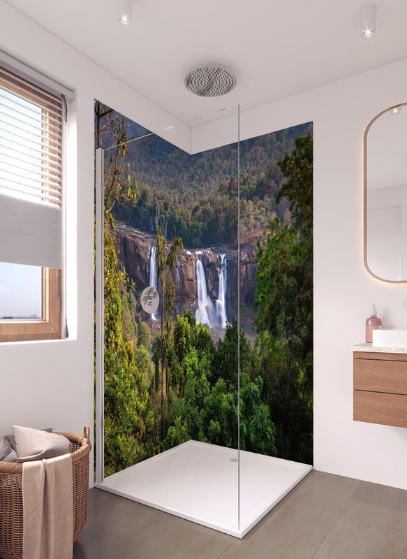 Duschrückwand - Schöne Langzeitbelichtung der Athirappilly-Wasserfälle in hellem Badezimmer mit Regenduschkopf  - zweiteilige Eck-Duschrückwand