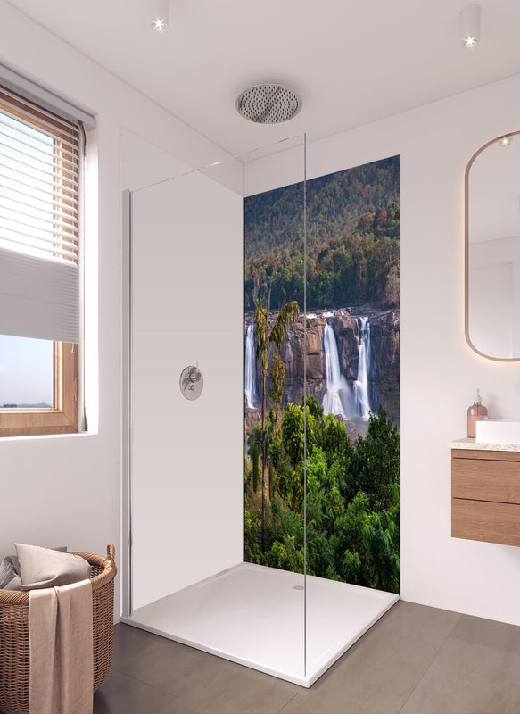 Duschrückwand - Schöne Langzeitbelichtung der Athirappilly-Wasserfälle in hellem Badezimmer mit Regenduschkopf - einteilige Duschrückwand