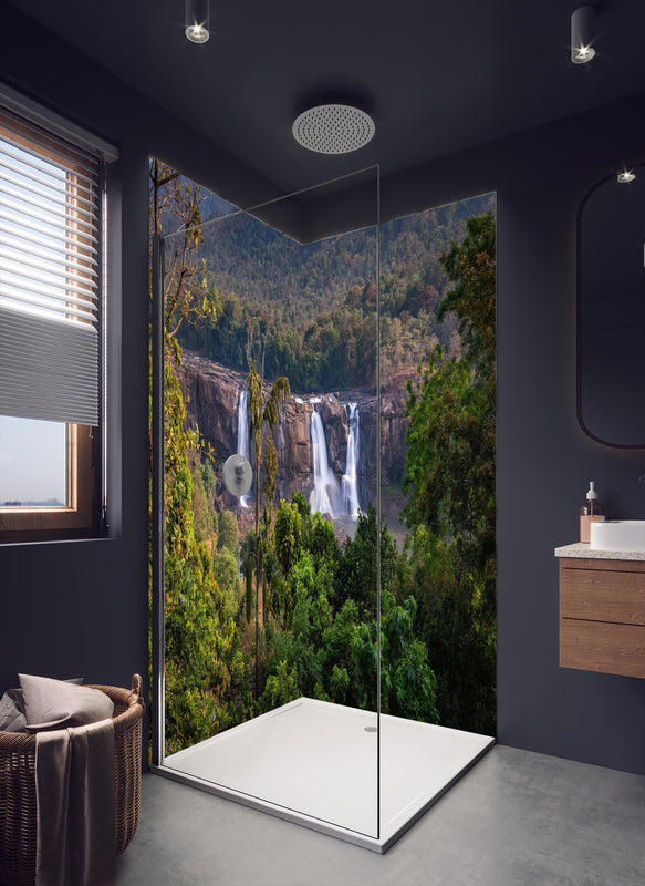 Duschrückwand - Schöne Langzeitbelichtung der Athirappilly-Wasserfälle in dunklem Badezimmer mit Regenduschkopf