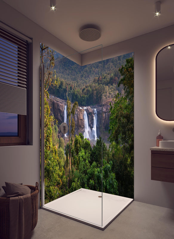 Duschrückwand - Schöne Langzeitbelichtung der Athirappilly-Wasserfälle in cremefarbenem Badezimmer mit Regenduschkopf