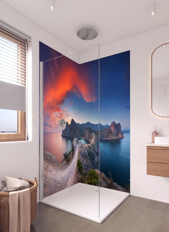 Duschrückwand - Schöne Panoramalandschaft mit Bergen in hellem Badezimmer mit Regenduschkopf  - zweiteilige Eck-Duschrückwand