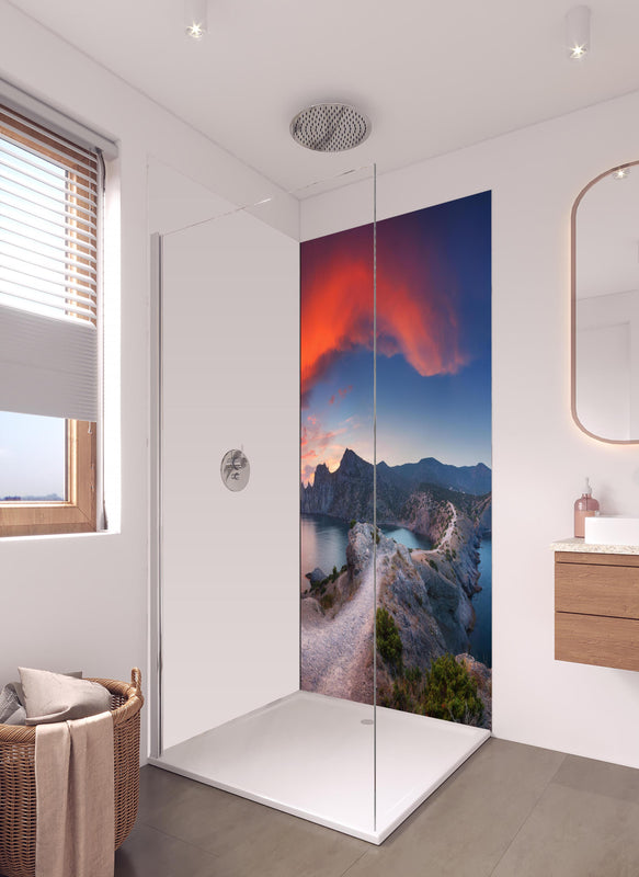 Duschrückwand - Schöne Panoramalandschaft mit Bergen in hellem Badezimmer mit Regenduschkopf - einteilige Duschrückwand