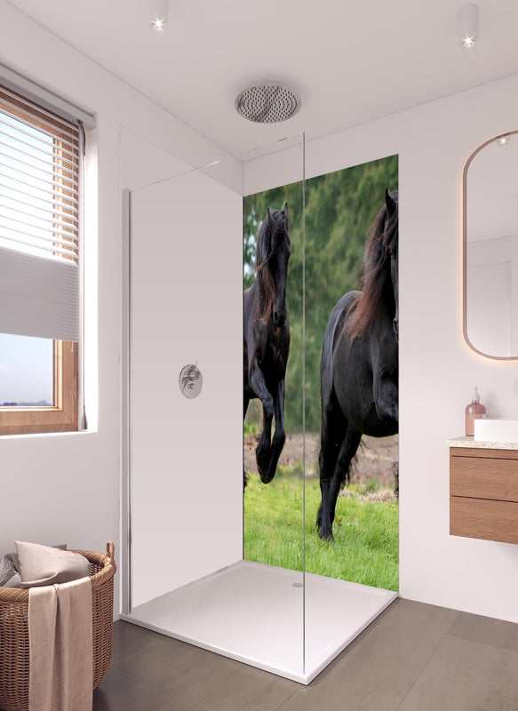 Duschrückwand - Schwarze prächtige Friesenpferde in hellem Badezimmer mit Regenduschkopf - einteilige Duschrückwand