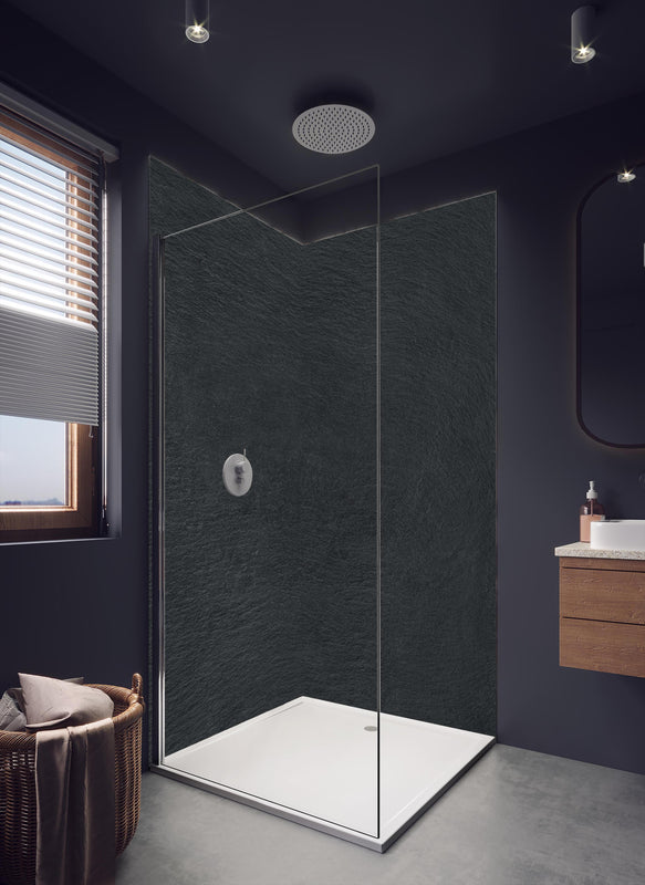 Duschrückwand - Schwarzer Graphit in dunklem Badezimmer mit Regenduschkopf