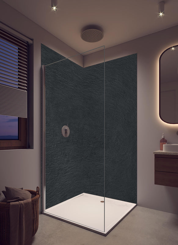 Duschrückwand - Schwarzer Graphit in cremefarbenem Badezimmer mit Regenduschkopf
