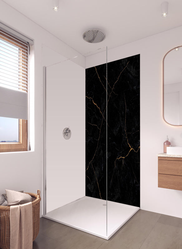 Duschrückwand - Schwarzer Marmor mit dünnen goldenen Adern in hellem Badezimmer mit Regenduschkopf - einteilige Duschrückwand