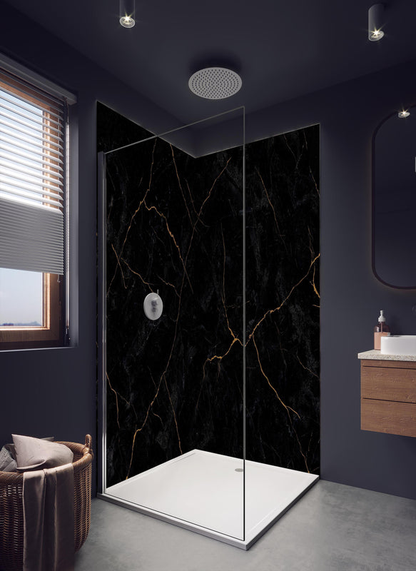 Duschrückwand - Schwarzer Marmor mit dünnen goldenen Adern in dunklem Badezimmer mit Regenduschkopf