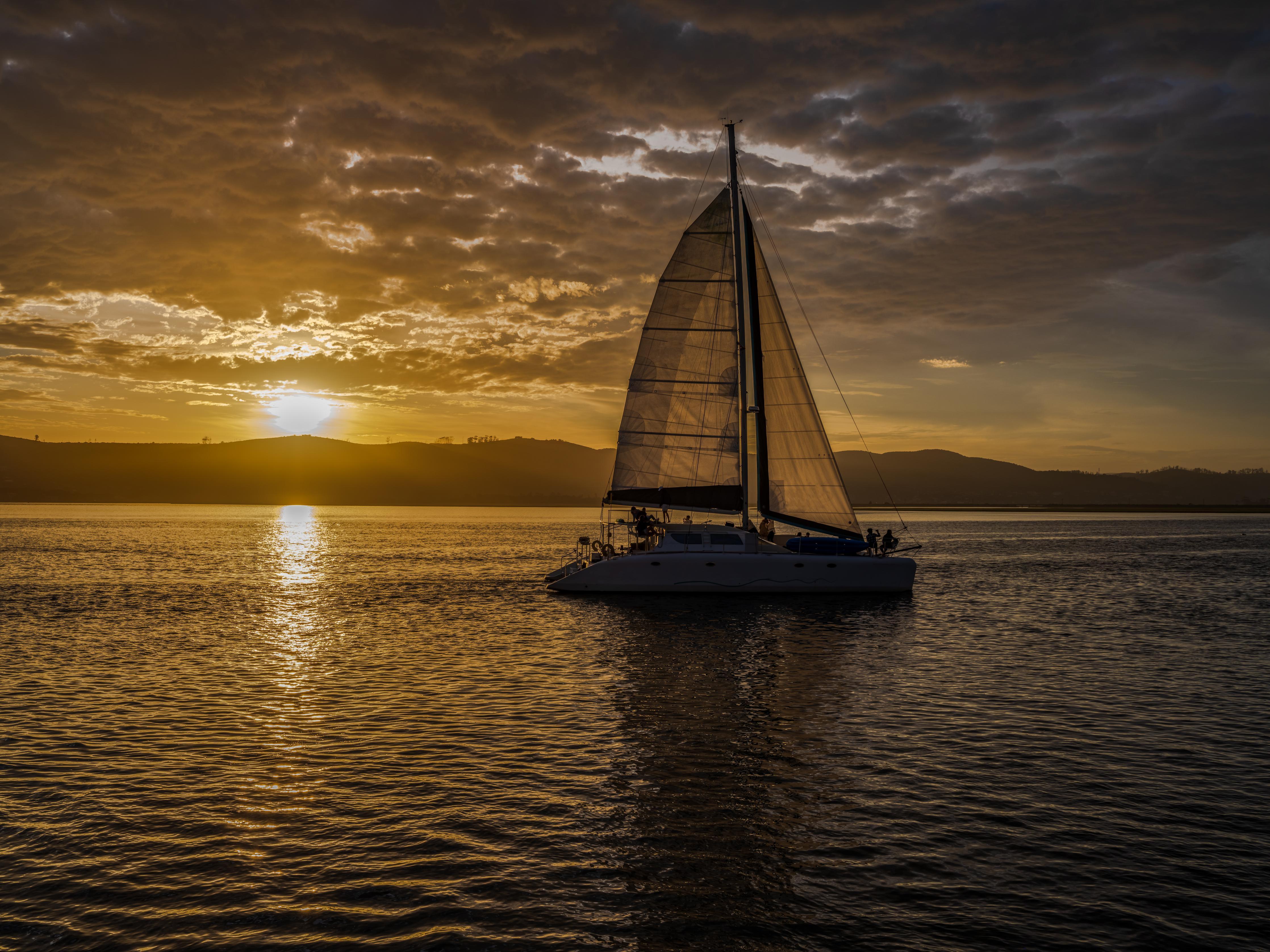 Duschrückwand-Segelboot bei Sonnenuntergang in der Lagune von Knysna