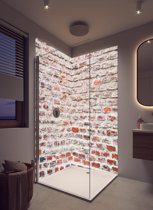 Duschrückwand - Sehr alte kaputte Steinmauer in cremefarbenem Badezimmer mit Regenduschkopf