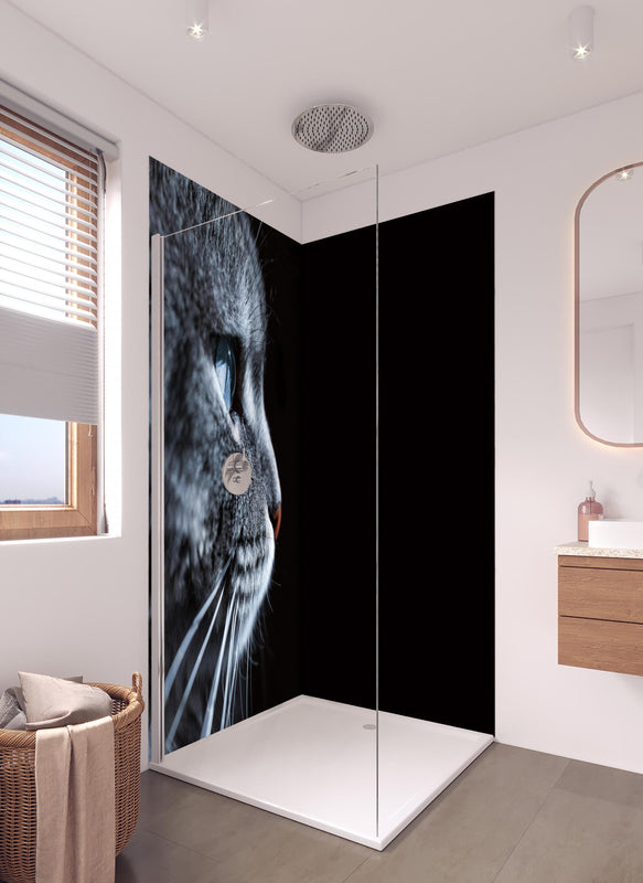 Duschrückwand - Seitliches Katzen-Portrait in hellem Badezimmer mit Regenduschkopf  - zweiteilige Eck-Duschrückwand