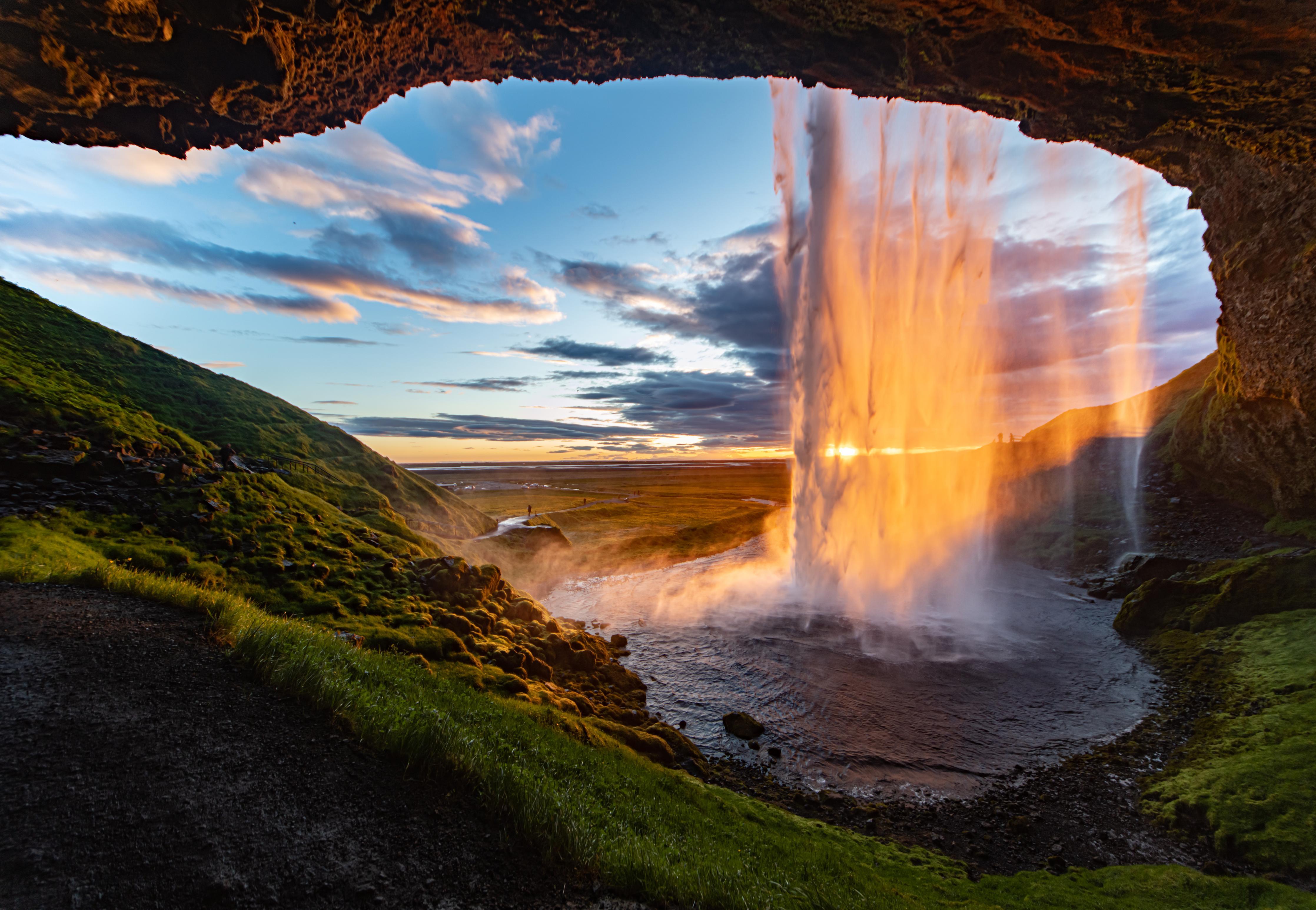 Duschrückwand-Seljalandsfoss Wasserfall in Island bei Sonnenuntergang