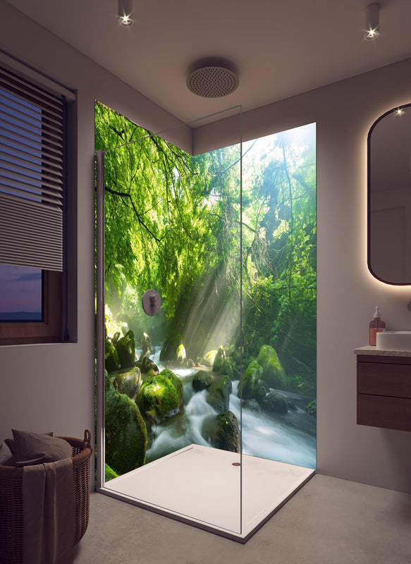 Duschrückwand - Shangrenzawa in cremefarbenem Badezimmer mit Regenduschkopf