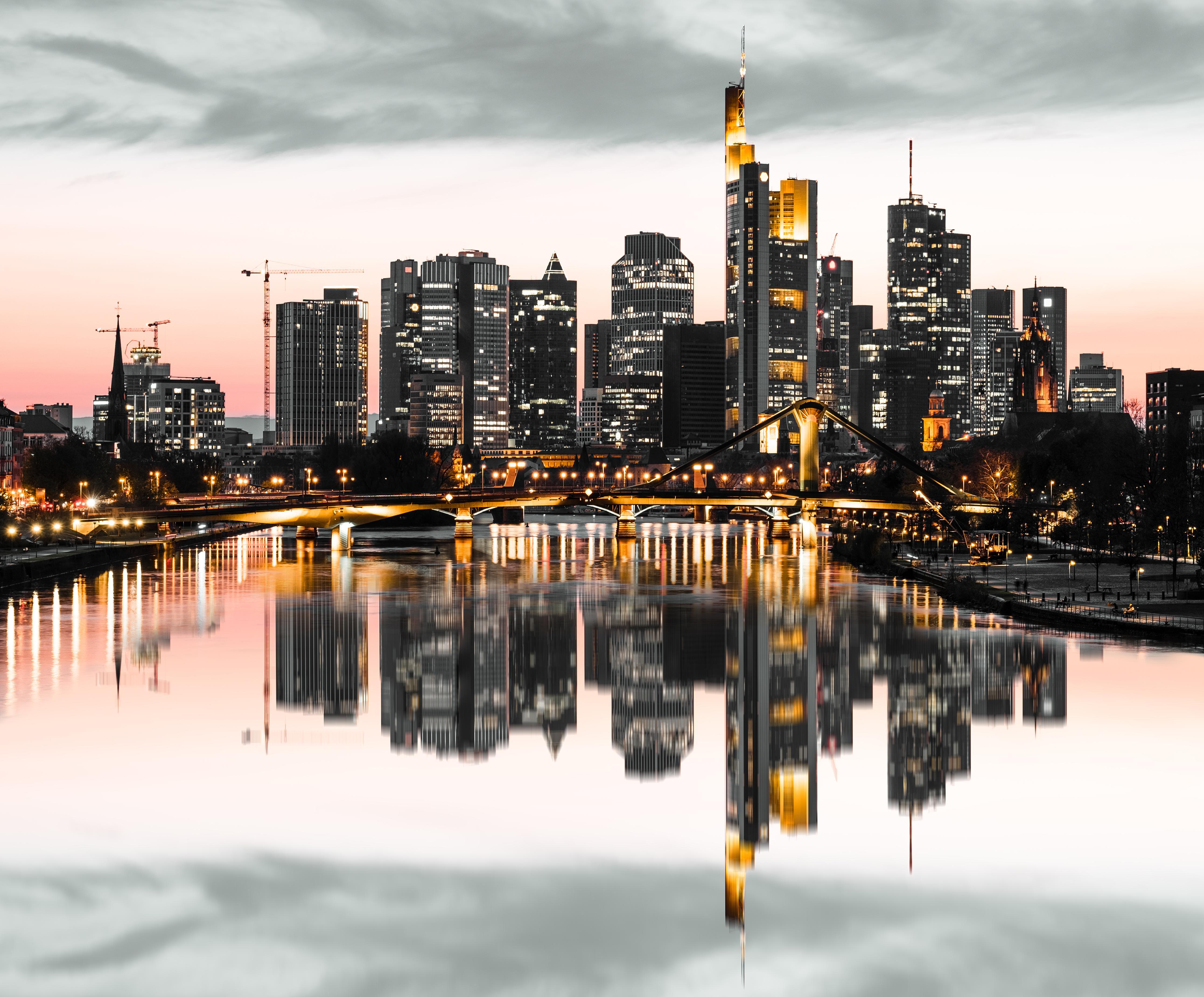 Duschrückwand-Skyline Frankfurt mit Wasser Spiegelung