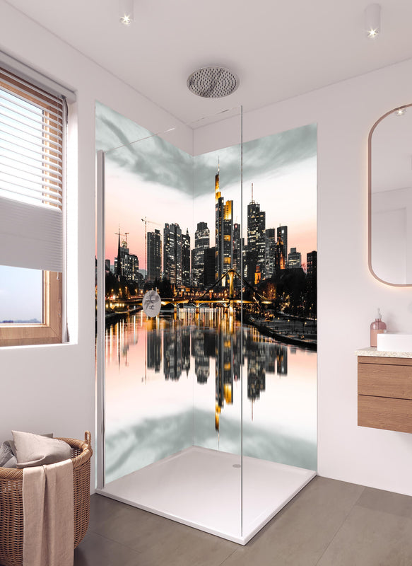Duschrückwand - Skyline Frankfurt mit Wasser Spiegelung in hellem Badezimmer mit Regenduschkopf  - zweiteilige Eck-Duschrückwand